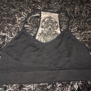 Adorable sports bra with back detail, NWOT XL/2XL